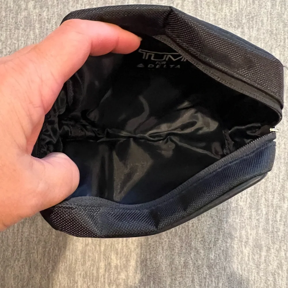 Tumi for Delta amenity toiletry travel bag lightweight business class black‎